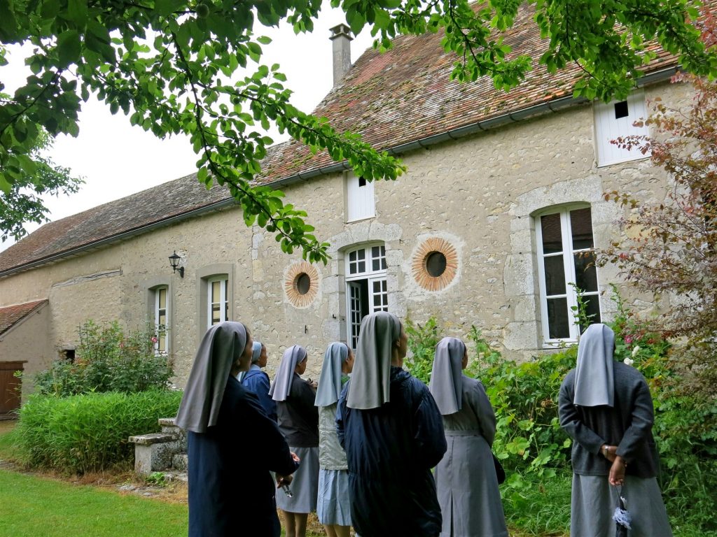 Praying in front of the presbyter of Fr. Louis Chauvet